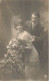 COUPLE - Un Homme Et Une Femme Tenant Des Fleurs   - Cartes Postales Ancienne - Paare