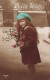ENFANTS - Bonne Année - Une Fille Dans La Neige Avec Des Roses - Bonnet Bleu - Diane - Cartes Postales Ancienne - Altri & Non Classificati