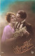 COUPLE - Bonne Fête - Un Homme Embrassant La Joue De Sa Femme - Fleurs - Cartes Postales Ancienne - Couples