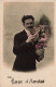 FANTAISIE - Gage D'Amitié - Un Homme Avec Un Vase De Fleurs - Cartes Postales Ancienne - Uomini