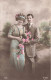 COUPLES - Couple Tenant Un Bouquet De Fleurs - Carte Postale Ancienne - Couples