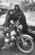 Sygma Photographe De Guerre C. Spengler - LA FEMME EN IRAN  Fillette Sur Une Moto BMW CPM 1979 - Other & Unclassified