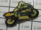 519 Pin's Pins / Beau Et Rare / MOTOS / MOTO DE COURSE BLEUE ET BLANCHE - Motorfietsen