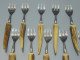 -COUTEAU à FROMAGE 12 PETITES FOURCHETTES PHILIPPE CAPELLE MANCHES BOIS CERF   E - Forks