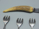 Delcampe - -COUTEAU à FROMAGE 12 PETITES FOURCHETTES PHILIPPE CAPELLE MANCHES BOIS CERF   E - Forks