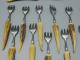 Delcampe - -COUTEAU à FROMAGE 12 PETITES FOURCHETTES PHILIPPE CAPELLE MANCHES BOIS CERF   E - Forks