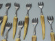 Delcampe - -COUTEAU à FROMAGE 12 PETITES FOURCHETTES PHILIPPE CAPELLE MANCHES BOIS CERF   E - Forks