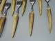 Delcampe - -COUTEAU à FROMAGE 12 PETITES FOURCHETTES PHILIPPE CAPELLE MANCHES BOIS CERF   E - Forks