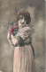 FANTAISIE - Femme - Bonne Année - Une Femme Avec Un Bouquet De Fleurs - Colorisé - Carte Postale Ancienne - Vrouwen