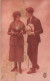 COUPLE - Un Couple En Pleine Discussion - Promenade - Canne - Carte Postale Ancienne - Coppie