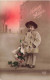 ENFANT - Heureuse Année - Un Enfant Avec Un Manteau De Fourrure Tenant Un Bouquet à L'envers - Carte Postale Ancienne - Sonstige & Ohne Zuordnung