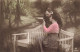 COUPLE - Femme Montrant Une Fleur à Son Amant - Parc - Banc - Cygnes - Colorisé - Carte Postale Ancienne - Couples