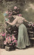 FANTAISIE - Femme - Une Femme Cueillant Des Fleurs Dans Le Jardin - Bonne Fête - Carte Postale Ancienne - Femmes