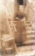 CARTE PHOTO - Une Femme Debout Sur L'escalier - Carte Postale Ancienne - Fotografie