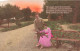 COUPLE - Femme Assise Sur Un Banc Dans Un Parc - Par Un Gai Matin De Printemps - Carte Postale Ancienne - Couples