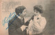COUPLE - Un Couple En Pleine Discussion - Femme Avec Un Doigt Dans La Bouche - Carte Postale Ancienne - Couples