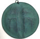 Plaque Religieuse Bronze Crucifix Jésus Sur La Croix Avec Deux Anges D'après Le Style De Max Le Verrier Patine Verte - Brons