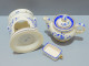 Delcampe - -BELLE TISANIERE THEIERE PORCELAINE Fleurs Feuilles Bleues Dorures Vitrine    E - Teapots