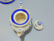 Delcampe - -BELLE TISANIERE THEIERE PORCELAINE Fleurs Feuilles Bleues Dorures Vitrine    E - Teapots