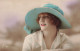 FANTAISIES - Une Femme Souriante Avec Un Grand Chapeau - Colorisé - Carte Postale Ancienne - Frauen