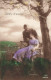 COUPLE - Jardin D'amour - Amag - Homme Tenant L'épaule De Sa Femme - Banc - Carte Postale Ancienne - Couples