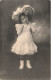 ENFANTS - Une Petite Fille Avec Une Robe Et Un Chapeau Orné De Fleurs - Carte Postale Ancienne - Portraits