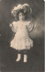 ENFANTS - Une Petite Fille Avec Une Robe Et Un Chapeau Orné De Fleurs - Carte Postale Ancienne - Portraits