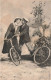 COUPLE - Un Couple Sur Leurs Vélos Sur Le Point De S'embrasser - Dos Non Divisé - Carte Postale Ancienne - Couples