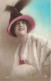 FANTAISIES - Une Femme Avec Un Chapeau à Plume - Colorisé - Carte Postale Ancienne - Femmes