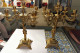 RARE EXCEPTIONNEL PAIRE GROS CHANDELIERS CANDELABRES EN BRONZE 5 FEUX DECOR CHINE PERSONNAGES - Candelabri E Candelieri