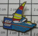 519 Pin's Pins / Beau Et Rare / EDF GDF / DEAUVILLE TROUVILLE PLANCHE A VOILE Variante Jaune - EDF GDF