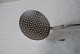 C268 Ustensile De Cuisine - Ancien écumoir - Aluminium - Vintage - Autres & Non Classés