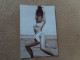 BELLE REPRODUCTION "BETTY PAGE SUR UNE PLAGE"..(format 12.6 X 9) - Pin-ups