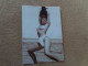 BELLE REPRODUCTION "BETTY PAGE SUR UNE PLAGE"..(format 12.6 X 9) - Pin-Up