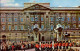 LONDON  ( ROYAUME UNI )    GUARDS OK THE HOUSEHOLD BRIGADE LEAVING  BUCKINGHAM PALACE - Buckingham Palace