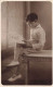 ENFANT - Petit Garçon Assis Sur Une Table Regardant Un Livre D'images - Carte Postale Ancienne - Autres & Non Classés