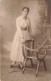 FANTAISIE - Femme - Une Femme Debout Près D'une Chaise - Robe Blanche - Carte Postale Ancienne - Mujeres