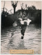 ITALIE - Photo De Presse Keystone - Terribles Inondations : Une Jeune Femme Tente De Sauver Ses Poulets De L'inondation - Europe