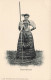 FOLKLORE - Costume - Unterwaldnerin - Femme En Costume Traditionnelle Avec Un Râteau - Carte Postale Ancienne - Costumes