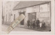 LA FLECHE Ou Environs - On Pose En 1938 Devant Une Maison à Localiser ( Carte Photo ) Voir Panneaux Publicitaires - La Fleche