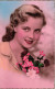 FANTAISIES - Une Fille Souriante Tenant Un Bouquet De Fleurs - Colorisé - Carte Postale - Frauen