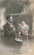 PHOTOGRAPHIE - Couple - Costume - Fleurs - De Tendres Baisers Vous Attendent - Carte Postale Ancienne - Weltausstellungen