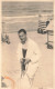 CARTE PHOTO - Homme à La Plage Faisant Un Clin D'oeil - Cabines - Plage - Carte Postale Ancienne - Fotografie