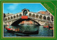 ITALIE - Venise - Vue Sur Une Gondole Près Du Pont De Rialto  - Colorisé - Carte Postale - Venetië (Venice)