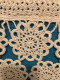 Un Seul  Rideau Réalisé Au Crochet. En Coton écru (40cm / 68cm) - Rideaux