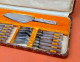 Delcampe - Années 1930 Coutelier Sauzedde Etampes (Essonne) Service à Dessert  12 Petites Fourchettes / Couteau - Silverware