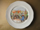 Assiette Plate Animées - La Fête Au Village - Porcelaine De Limoges France - Kanterbrau - La Bière De Maître Kanter - Piatti