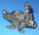 Bronze Monkey On A Crocodile Pipe Lotus Bowl 6 Cm Tall - Asiatische Kunst