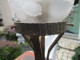ART DECO ANCIENNE LAMPE Pied Fer Forgé Martelé Complète Obus Ancien En Verre Moulé Avec Fleurs En Relief - Art Nouveau / Art Deco