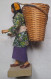 FIGURINE - ETHNOLOGIE - NEPAL - ANNEE 50 - FEMME - RAMASSEUSE DE FEUILLES DE THE - TRIBU - VÊTEMENT - 24 CM - Art Asiatique